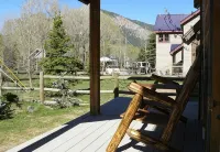 Coal Creek In-town Retreat!  3BR/3 Full BAs  - SLPS 8 - 2 blocks to Elk Ave! - 3 tähden