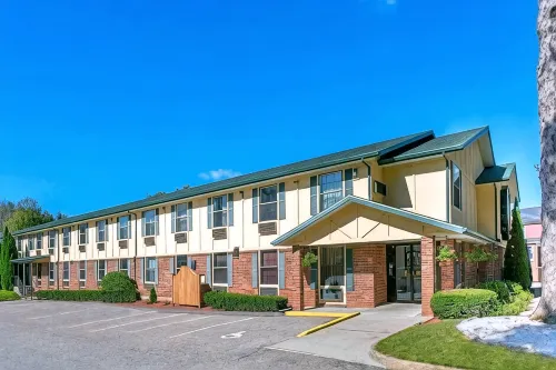 Super 8 Lee/Berkshires/Outlet Area - 주차장