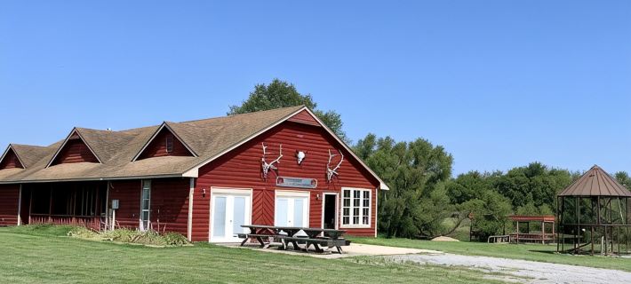 Lodge with fishing & guided hunts available! Minutes from Tulsa & Grand Lake! Hotels in Mayes County