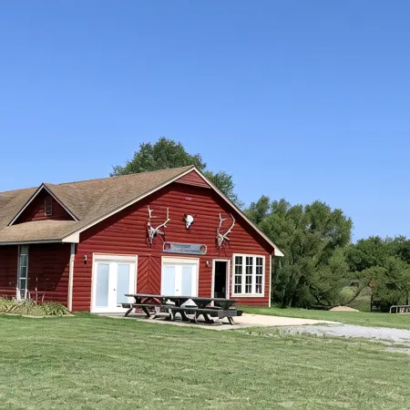 Lodge with fishing & guided hunts available! Minutes from Tulsa & Grand Lake!