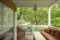 TORTUGA HAMMOCK -2 Bedroom/ 2.5 Bathroom Townhouse with Shared Pool & Parking - Bungalows