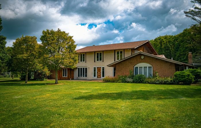 Cheerful Family Manor- Sleeps 25 w/hot tub and private pool in Amish Country