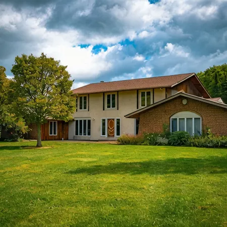 Cheerful Family Manor- Sleeps 25 w/hot tub and private pool in Amish Country