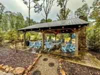 Sparks Fly / The Retreat at Water's Edge / 2 Kayaks, 1 Canoe, 1 Paddle Board - シャレー