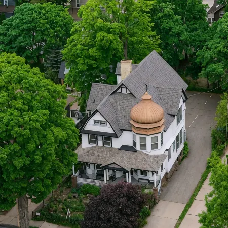 Historic Hewitt Onion Tower Apt 2 Studio in Central Marquette with Sauna Access
