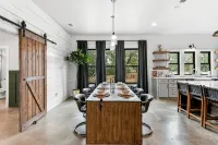 Smoky Hill Ranch, 8 Acres, 2 Homes, Events, Sport Court, Fishing, & Fire Pits - 4 tähden