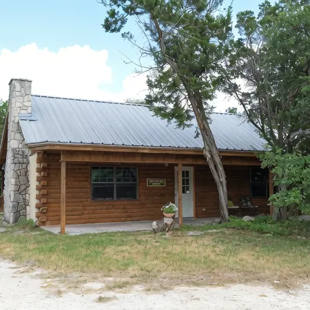 Creekside Cabin near Lost Maples State Park