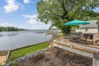 Picture Perfect  Waterfront in town  Sleeps 6  Expansive Outdoor dining area - 3-نجوم