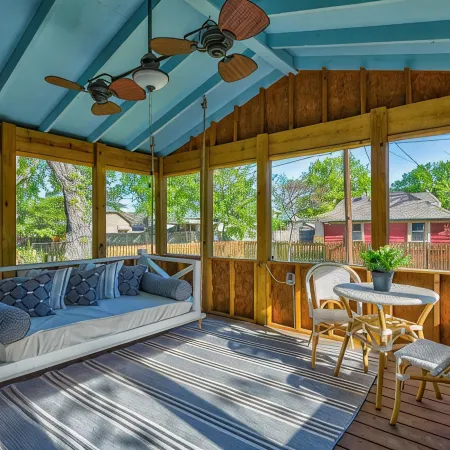 Large luxury Home - Walk to Campus/Stadium in the Heart of Norman