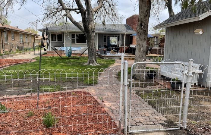 RARE FIND! 4BR, 2BA Home W/Deck/Grill/Fireplaces. Pet Friendly w/ fenced in BY