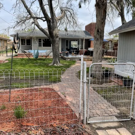 RARE FIND! 4BR, 2BA Home W/Deck/Grill/Fireplaces. Pet Friendly w/ fenced in BY