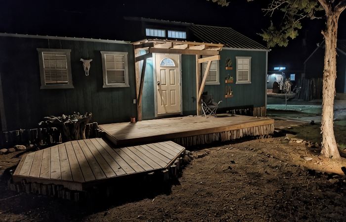One bedroom cabin with an extra loft sleeping space minutes from the Frio River!