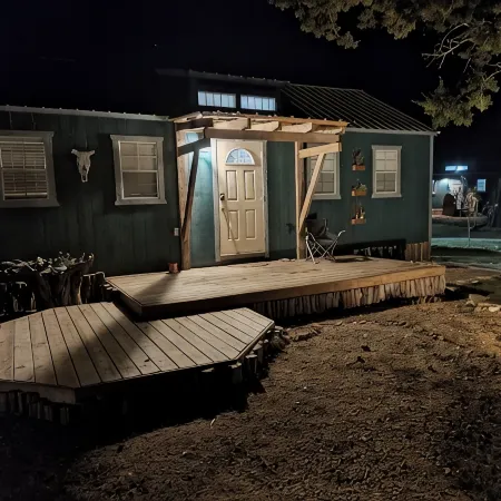 One bedroom cabin with an extra loft sleeping space minutes from the Frio River!