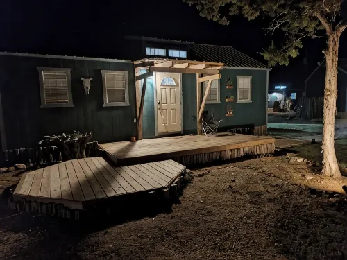 One bedroom cabin with an extra loft sleeping space minutes from the Frio River! - 3 estrellas