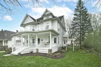 1905 Victorian Farmhouse close to Lake Geneva. - 3-Star