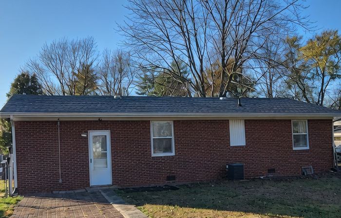 Park Place-Quaint home nestled between parks and lakes