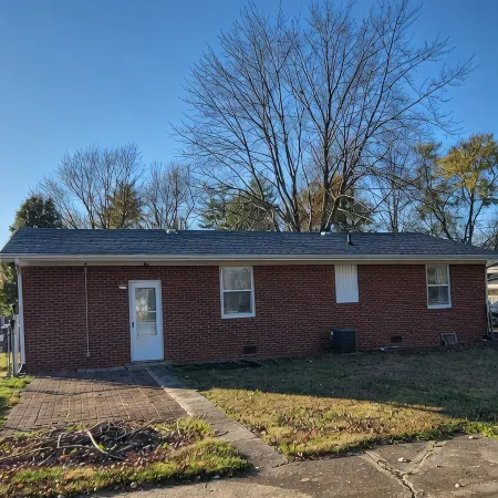 Park Place-Quaint home nestled between parks and lakes