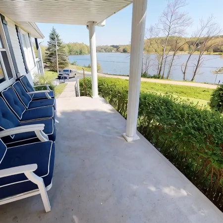 Charming 4-bed cottage with hot tub and stunning lake views in beautiful Logan.