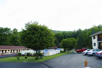 Fran Cove Motel - Parking
