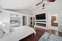 Large Lakefront Retreat – New Hot Tub! - Boutique