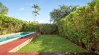 East Brisbane Federation-Style Light-Filled Pool Villa - Villas