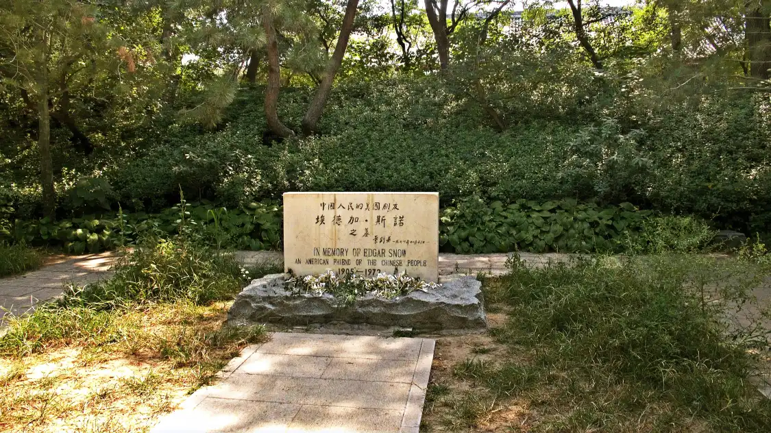 Hotels near Snow Tomb