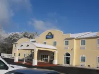 Days Inn & Suites by Wyndham Swainsboro Hotels in Swainsboro