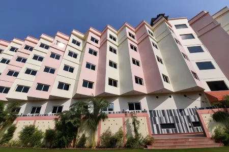 Hotel Anand International Отели рядом с достопримечательностью «Statue of Buddha in Bodhgaya»