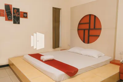 Pits Hotel Mitra RedDoorz Near Atom Mall فنادق في Simokerto