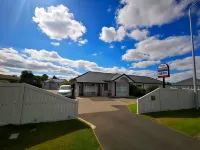 Airport Birches Motel Отели в г. Роллстон