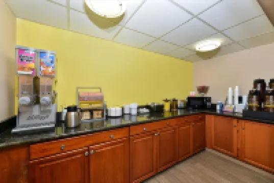 ซุปเปอร์ 8 บายวินด์แฮม คลาร์กสวิลล์นอร์ทอีสต์