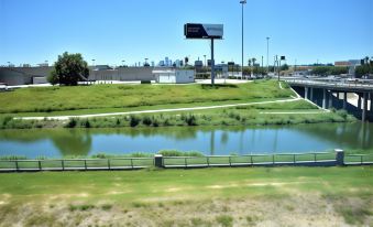 Days Inn & Suites by Wyndham Downtown/University of Houston