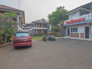 RedDoorz Plus @ Lodaya Gunung Geulis Puncak