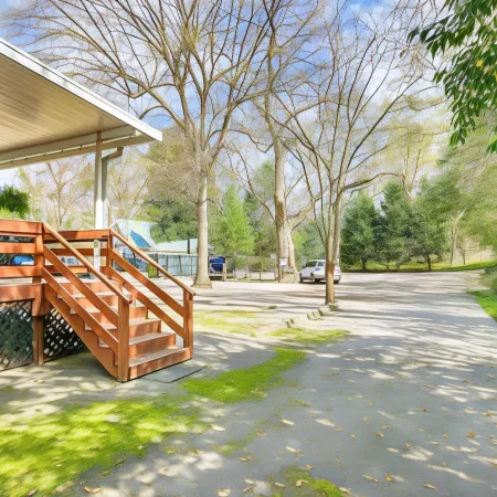 Aiken Apt w/ Garden-View Balcony: Half-mi to Dtwn!