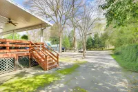 Aiken Apt w/ Garden-View Balcony: Half-mi to Dtwn! - Hot Tub