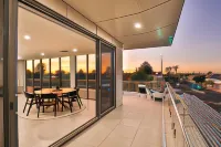Indulge Apartments - City View Penthouses فنادق في Gol Gol