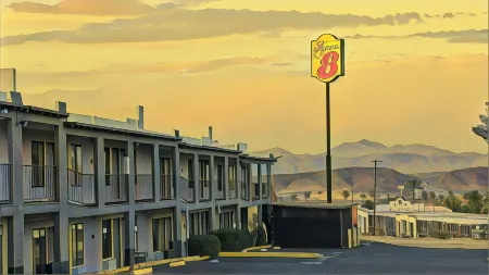 Super 8 by Wyndham Barstow