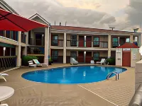 Econo Lodge Inn & Suites - Pools