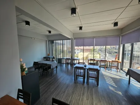 Polkadot Cafe & Hotel Отели рядом с достопримечательностью «Wat Aranyik»