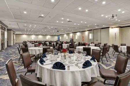 Embassy Suites by Hilton Orlando Downtown Отели рядом с достопримечательностью «Harry P Leu Gardens»