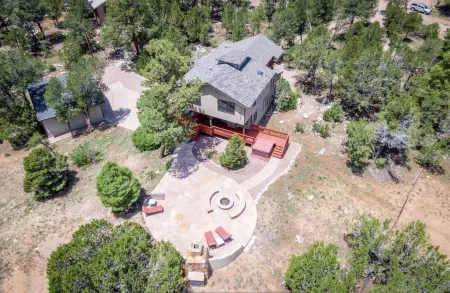 Wifi, Hot Tub, Zip Line, Fire Pit, Huge Patio, Deck, Balcony & Clubhouse Garage