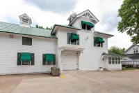 Carriage House Bed & Breakfast Hotels in Winona