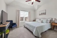 The Bird House - Private Hot Tub, 2 Miles to U of A, Baum & Fayetteville Square