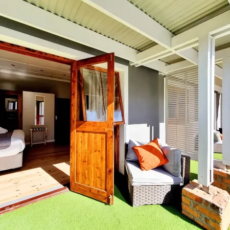 Two Fat Owls Guesthouse