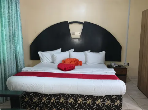 Senator's Suites and Towers Hotel