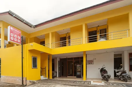 RedDoorz Syariah at Jalan Wayhitam Palembang Отели в г. Demang Lebar Daun