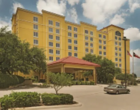 La Quinta Inn & Suites by Wyndham San Antonio Medical Ctr NW Hotels in Bexar County