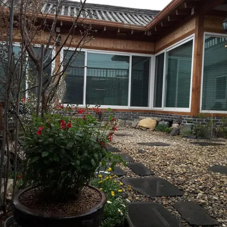 Yettle Hanok Stay Отели рядом с достопримечательностью «Комплекс Сансонджан»