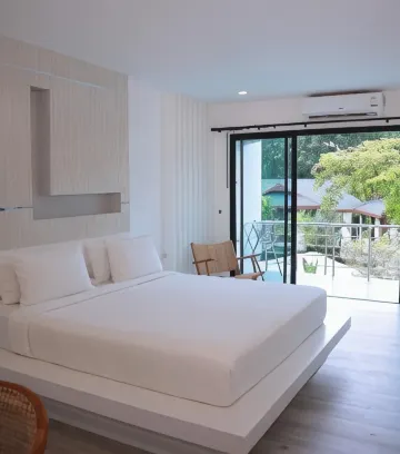 ห้องเตียงคิงไซส์พร้อมลานระเบียงและวิวสระว่ายน้ำ