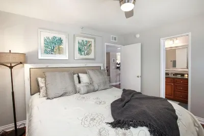 Updated 2 Bedroom Lantern District Condo All on 1 Level. Walk to Beaches/Harbor. Hotels near The Pilgrim